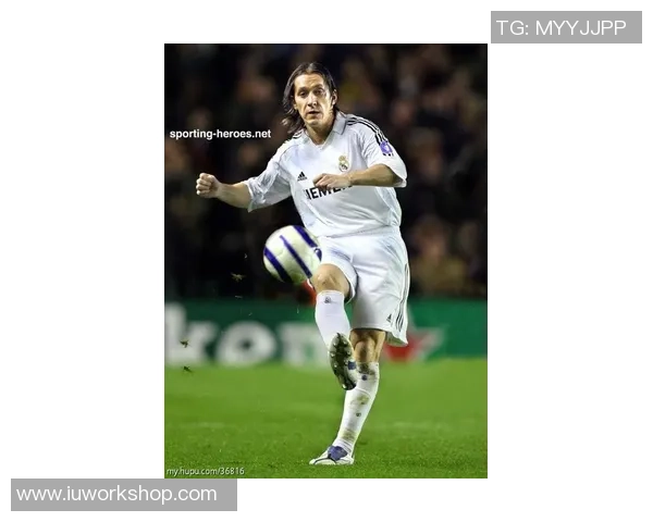 足球巨星齐聚一堂，星光璀璨合影见证传奇时刻